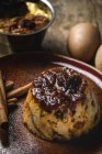 Primo piano di delizioso budino fatto in casa sul piatto sul tavolo in legno rustico — Foto stock