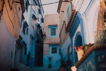 Вузька вулиця з старими білими і синіми вапняними спорудами, Чафчауан, Марокко — стокове фото