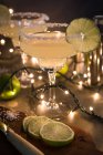 Bicchieri di cocktail margarita su sfondo scuro con luci — Foto stock