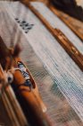 Дерев'яний ткацький верстат з синіми протезами — стокове фото