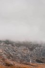 Veduta pittoresca di una montagna con tempo nuvoloso a Isoba, Castiglia e Leon, Spagna — Foto stock