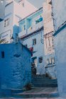 Street with old shabby blue and white buildings, Chefchaouen, Morocco — Stock Photo