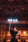 Junge Frau in Kleid tanzt Flamenco auf Szene in orientalischen Luxus-Zimmer mit Mosaik dekoriert — Stockfoto