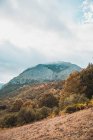 Veduta pittoresca di una montagna con tempo nuvoloso a Isoba, Castiglia e Leon, Spagna — Foto stock