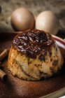 Gros plan de délicieux pudding maison sur une table en bois rustique — Photo de stock
