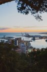 Magnifica vista della moderna città costiera e del mare calmo durante il meraviglioso tramonto in Spagna — Foto stock