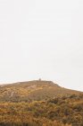 Живописный вид на хижину на вершине горы в облачную погоду в Исобе, Кастилия и Леоне, Испания — стоковое фото