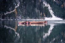 Дерев'яні човни біля альпійського гірського озера. Lago di Braies, Dolomites Alps, Italy — стокове фото