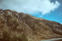Nuage sur la montagne rocheuse dans la nature lointaine — Photo de stock