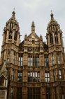 Magnifique vue sur la façade de vieux bâtiments décorés avec de nombreux ornements sur la rue de Londres, Angleterre — Photo de stock