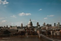 Herrlicher Blick auf die Themse und London an bewölkten Tagen in England — Stockfoto