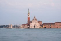 Incredibile edificio antico in piedi vicino all'acqua calma sulla strada di Venezia — Foto stock
