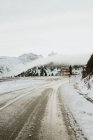 Route enneigée entre les montagnes des Pyrénées — Photo de stock