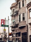 Casa velha na rua da cidade no dia de verão em San Francisco, EUA — Fotografia de Stock