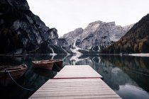 Holzboote am alpinen Bergsee. Pragser See, Dolomiten Alpen, Italien — Stockfoto