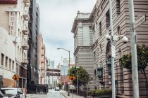Old buildings on street in summer day in San Francisco, USA — Stock Photo