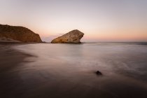 Agitant la mer et la falaise rocheuse pendant le coucher de soleil incroyable dans la nature — Photo de stock