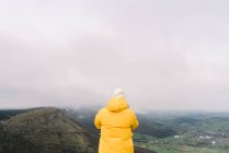 Man standing on top of hill — Stock Photo