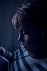 Милый мальчик смотрит фильм на планшете в самолете — стоковое фото