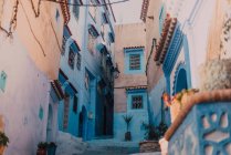 Narrow street with old white and blue limestone buildings, Chefchaouen, Morocco — Stock Photo