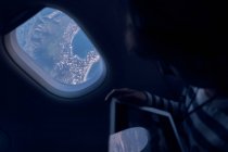 Netter Junge schaut Film auf Tablet im Flugzeug — Stockfoto
