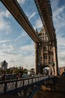 LONDRES, REINO UNIDO - 23 DE OCTUBRE DE 2018: Gente caminando por la parte peatonal del espectacular Tower Bridge en un día nublado en Londres, Inglaterra - foto de stock