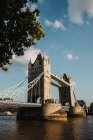 LONDRES, REINO UNIDO - 23 DE OCTUBRE DE 2018: Pintoresca vista del hermoso Puente de la Torre que cruza el río Támesis en un maravilloso día nublado en Londres, Inglaterra - foto de stock