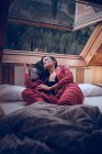 Sensuale femmina sdraiata sul letto — Foto stock