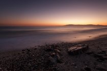 Дивовижне скелясте узбережжя спокійного моря під час чудового заходу сонця — стокове фото