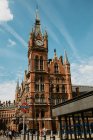 LONDRES, REINO UNIDO - OUTUBRO 23, 2018: Magnífico edifício antigo com torre de relógio em dia nublado na rua de Londres, Inglaterra — Fotografia de Stock