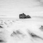 Mare tempestoso che rotola vicino alla riva in un giorno nuvoloso — Foto stock