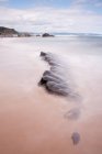 Чудова морська прокатка біля берега в похмурий день — стокове фото