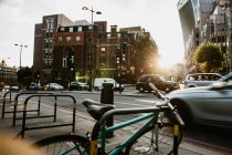 LONDRA, REGNO UNITO - 23 OTTOBRE 2018: Strada trafficata della città moderna — Foto stock