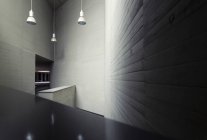 Интерьер крошечной комнаты со стильным дизайном внутри современного здания — стоковое фото