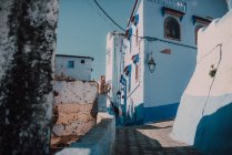 Straße mit alten blau-weißen Gebäuden, chefchaouen, Marokko — Stockfoto
