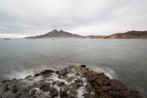 Mare tempestoso e costa rocciosa sotto cielo nuvoloso — Foto stock