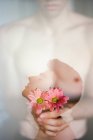 Doppia esposizione di bruna giovane ragazzo e bouquet di fiori freschi su sfondo sfocato — Foto stock