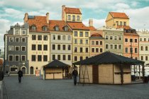 WARSAW, POLONIA - 27 NOVEMBRE 2017: Mercatino di Natale nella Piazza del Mercato della Città Vecchia di Varsavia, dettaglio delle vecchie facciate colorate — Foto stock