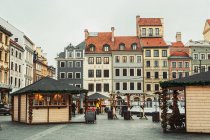 WARSCHAU, POLEN - 27. NOVEMBER 2017: Weihnachtsmarkt auf dem Warschauer Altstadtmarkt, Detail der alten bunten Fassaden — Stockfoto