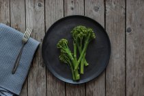 Von oben Aufnahme von Gabel und Serviette neben Teller mit gesundem grünem Brokkoli — Stockfoto