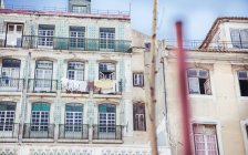 Vista a la calle con ropa de cama en viejas casas grungy en Sintra, Lisboa, Portugal - foto de stock