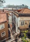 Vista a la calle con ropa de cama en viejas casas grungy en Sintra, Lisboa, Portugal - foto de stock