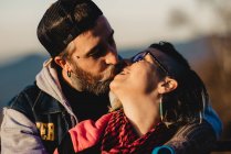 Glückliches Paar küsst sich bei sonnigem Wetter — Stockfoto