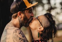 Щаслива пара цілується на сонячну погоду — стокове фото