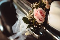Wedding pink flower bouquet on handle of retro car — Stock Photo