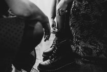 Donna in abito allacciatura stivali — Foto stock