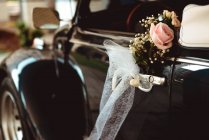 Цветок на ручке ретро автомобиля — стоковое фото