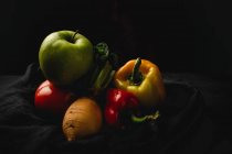 Mischung aus frischem Gemüse auf schwarzem Hintergrund — Stockfoto