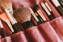 De cima coleção closeup de diferentes pincéis de maquiagem no saco — Fotografia de Stock