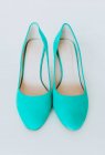 Concetto di bella azzurro nuova donna scarpe tacco alto su sfondo bianco — Foto stock